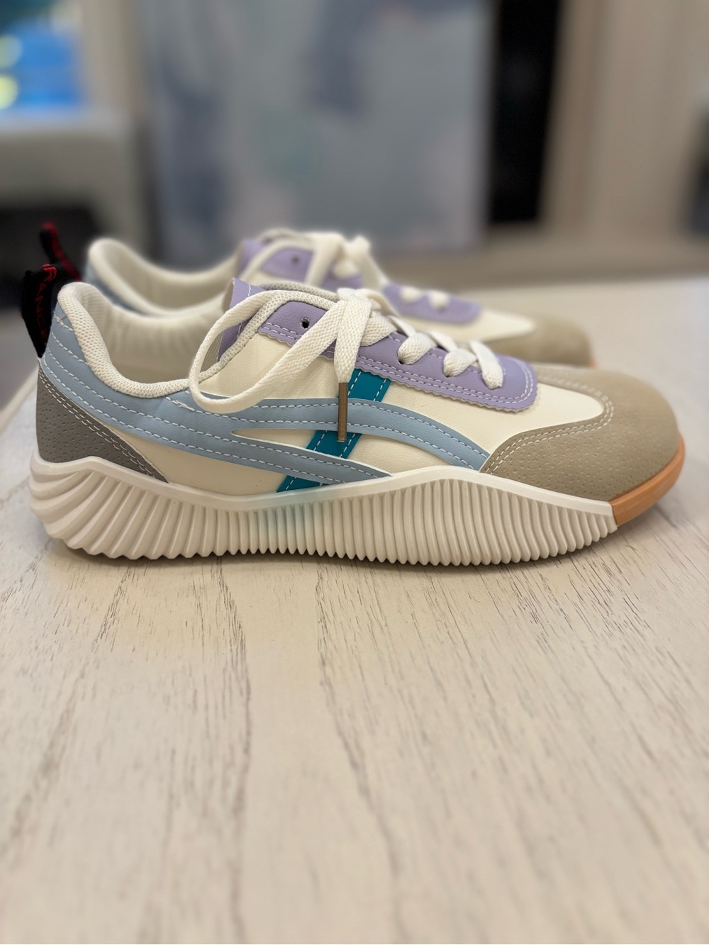 Women’s size 8 De Florance Retro Sneakers Lavender Blue NWT
